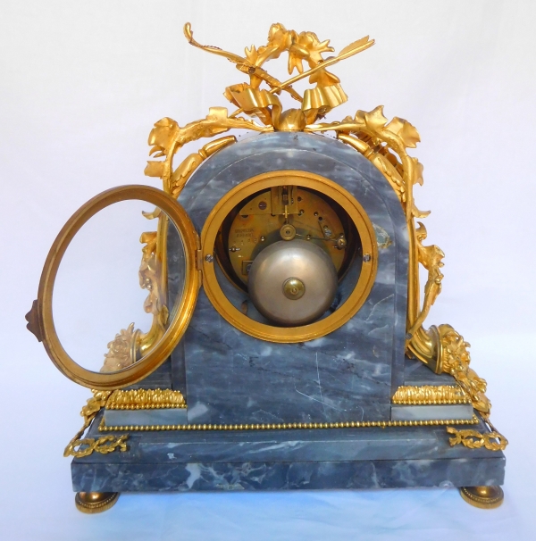 Denière à Paris : pendule en bronze ciselé & doré et marbre bleu Turquin, style Louis XVI, XIXe siècle